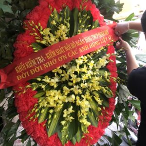 Vòng hoa viếng liệt sĩ