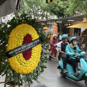 Đặt vòng hoa tang lễ Đức Giang