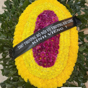 đặt vòng hoa viếng người già