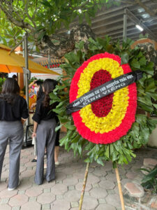 Đặt vòng hoa nhà tang lễ 103