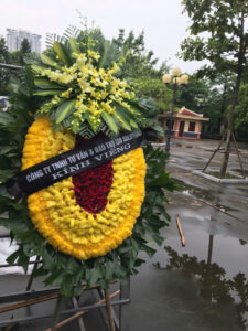 vòng hoa nhà tang lễ cầu giấy