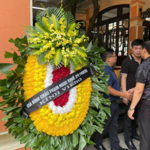 đặt vòng hoa viếng