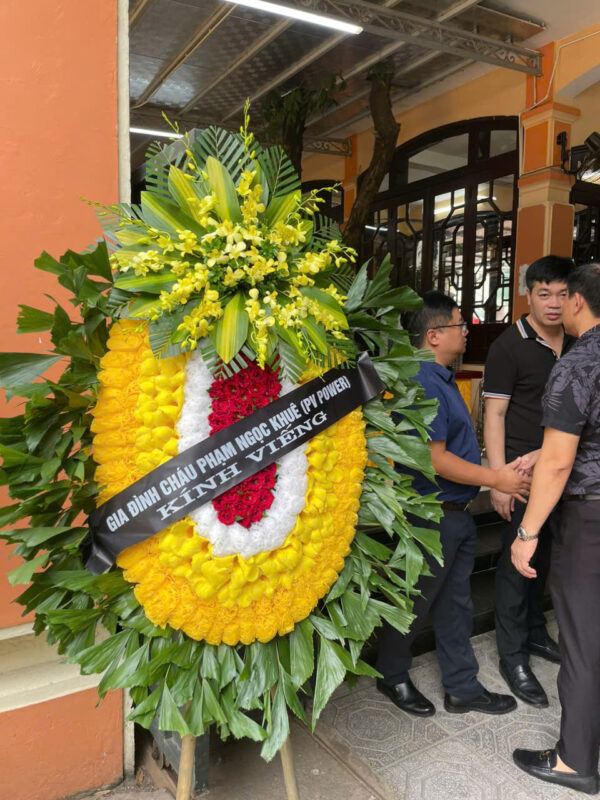 đặt vòng hoa viếng