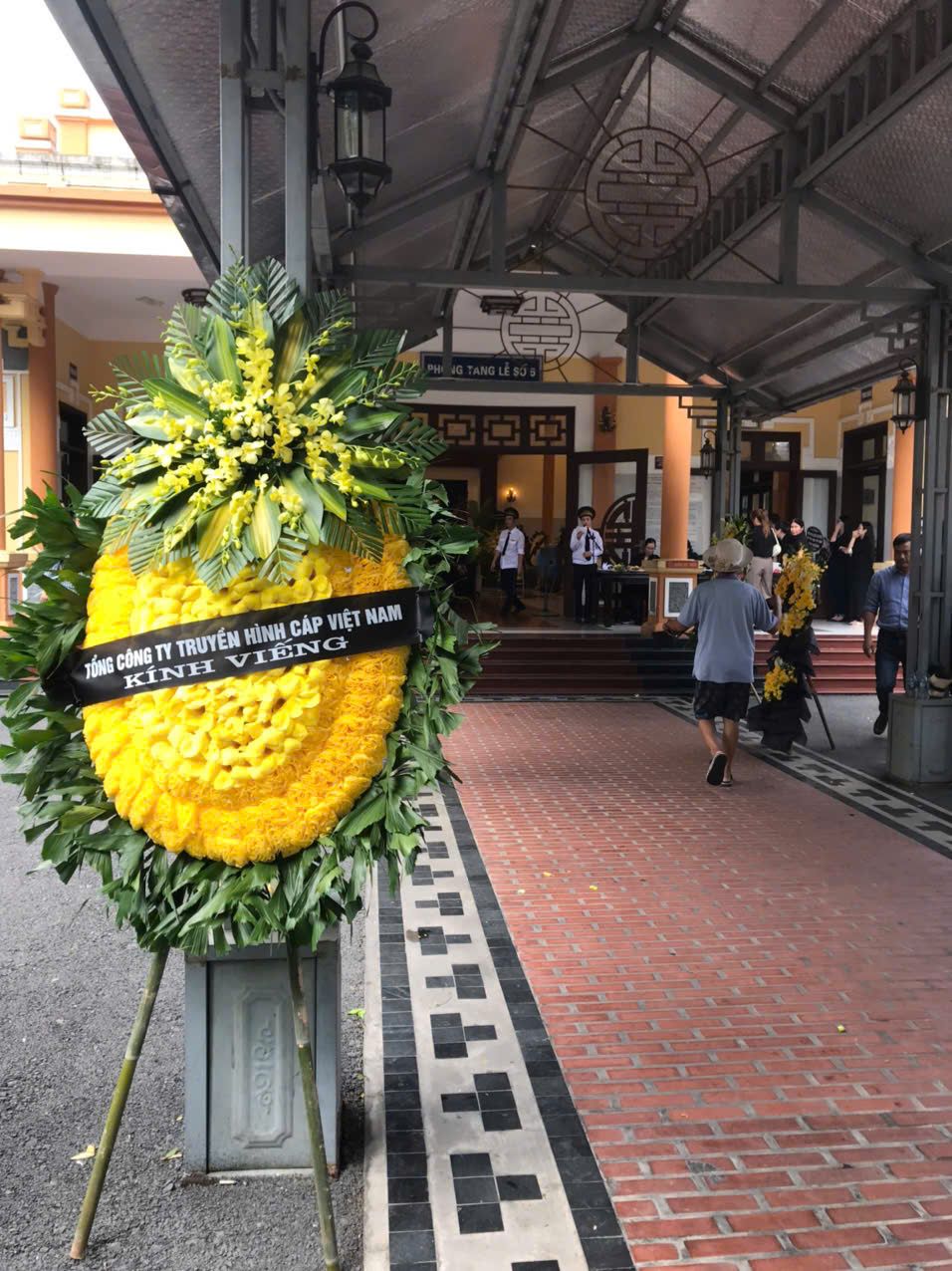 vòng hoa nhà tang lễ thanh trì